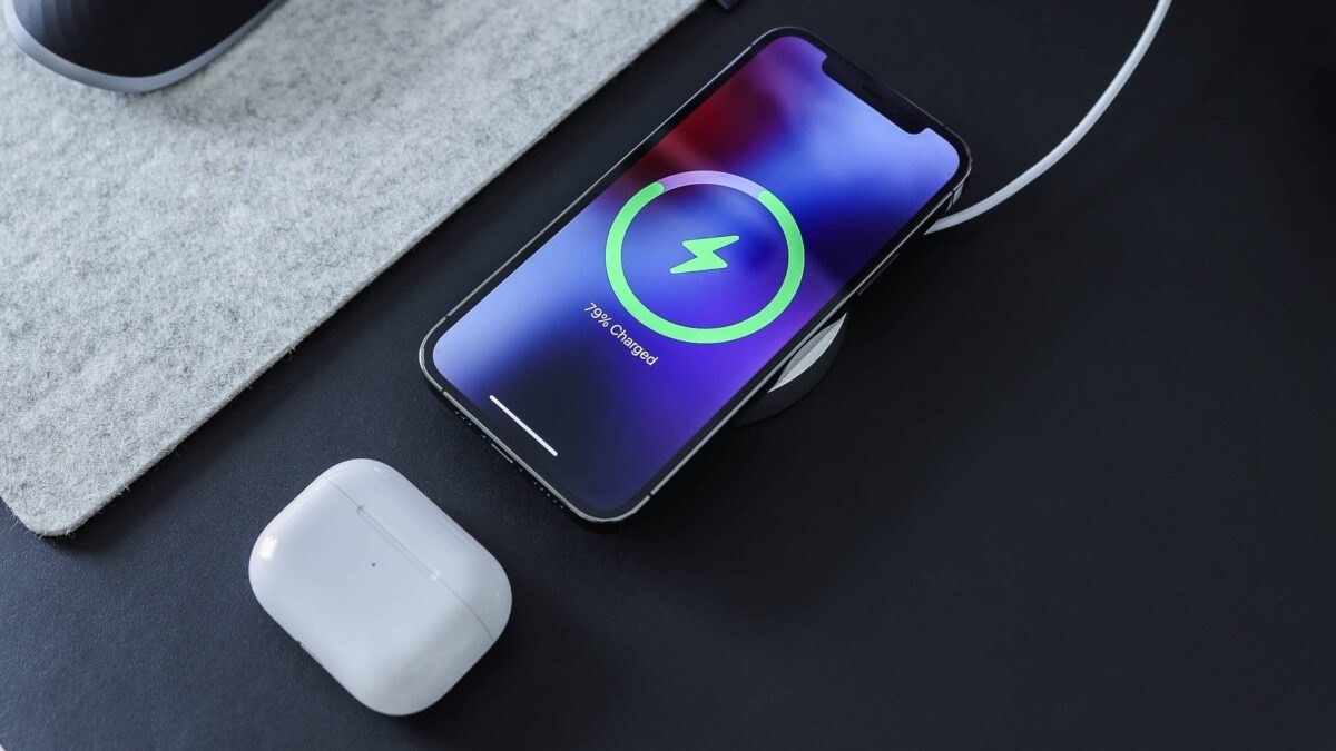 iPhone 15 to Support 15W Wireless Fast Charging Using Third-Party Chargers  That Aren't MagSafe Certified - MacRumors