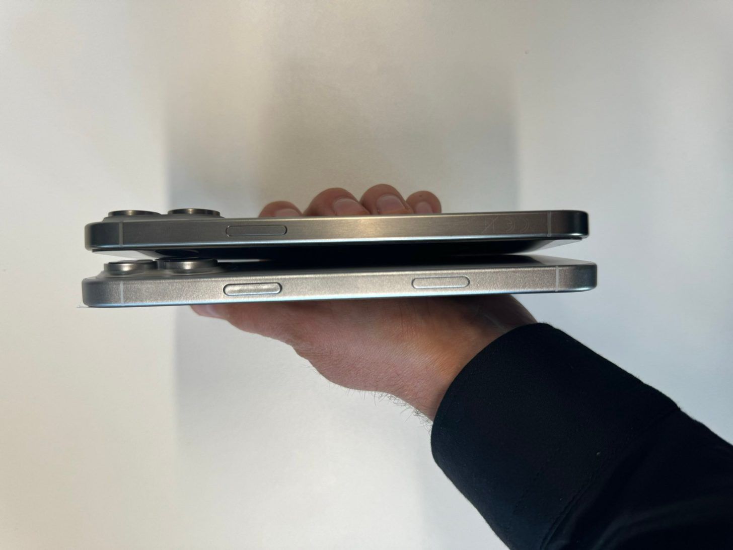 Visual comparisons show size differences between iPhone 16 Pro Max and iPhone 15 Pro Max