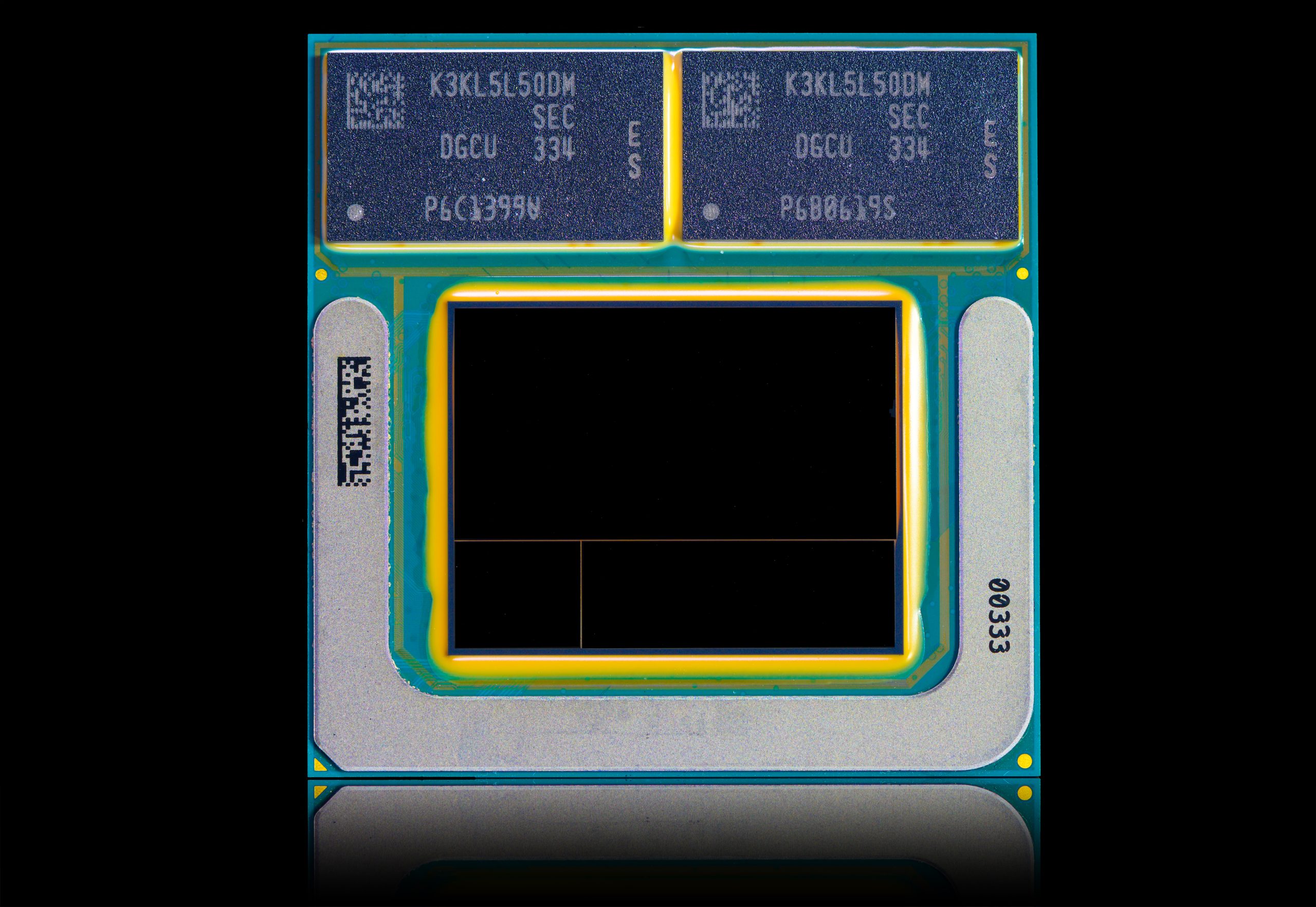 Integrated LPDDR5X memory and 4+4 core configuration for optimized power efficiency