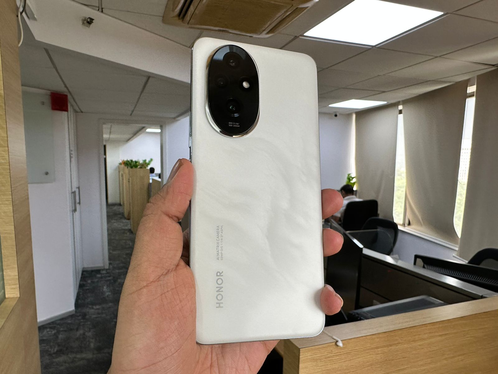 Honor 200: Elegant Finishes in Moonlight White and Black