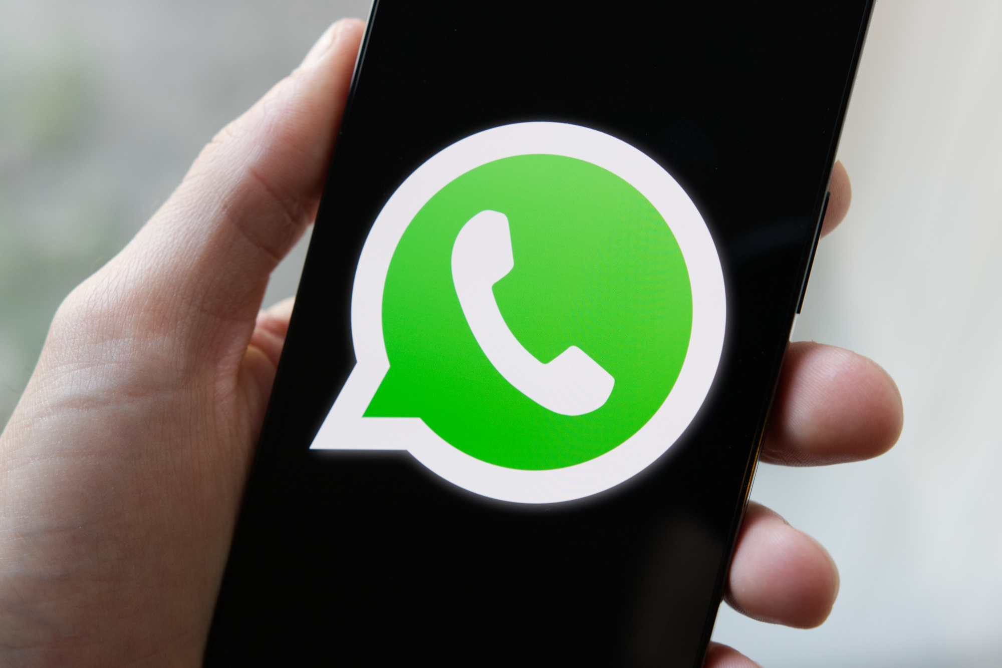 whatsapp-logo-phone-close (1)