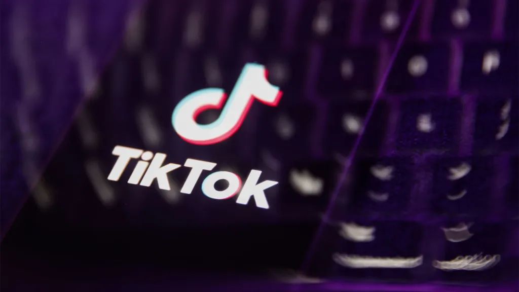 TikTok is introducing group chats.